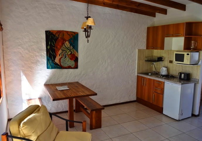 Kitchenette equipada y comedor