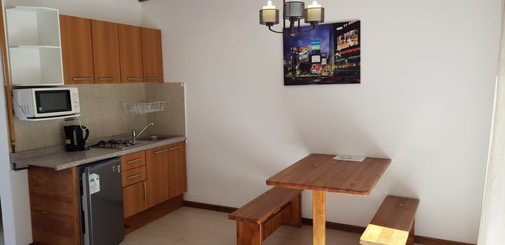 Kitchenette con refrigerador y microondas