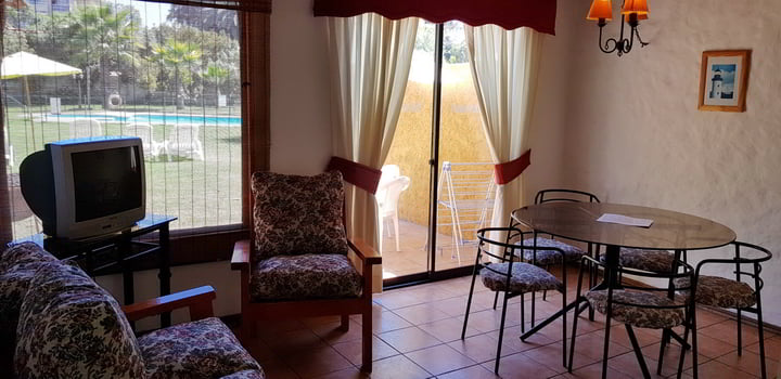 Comedor junto a la puerta de la terraza