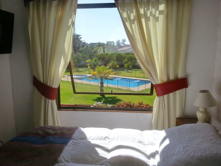 Vista a la piscina desde el dormitorio