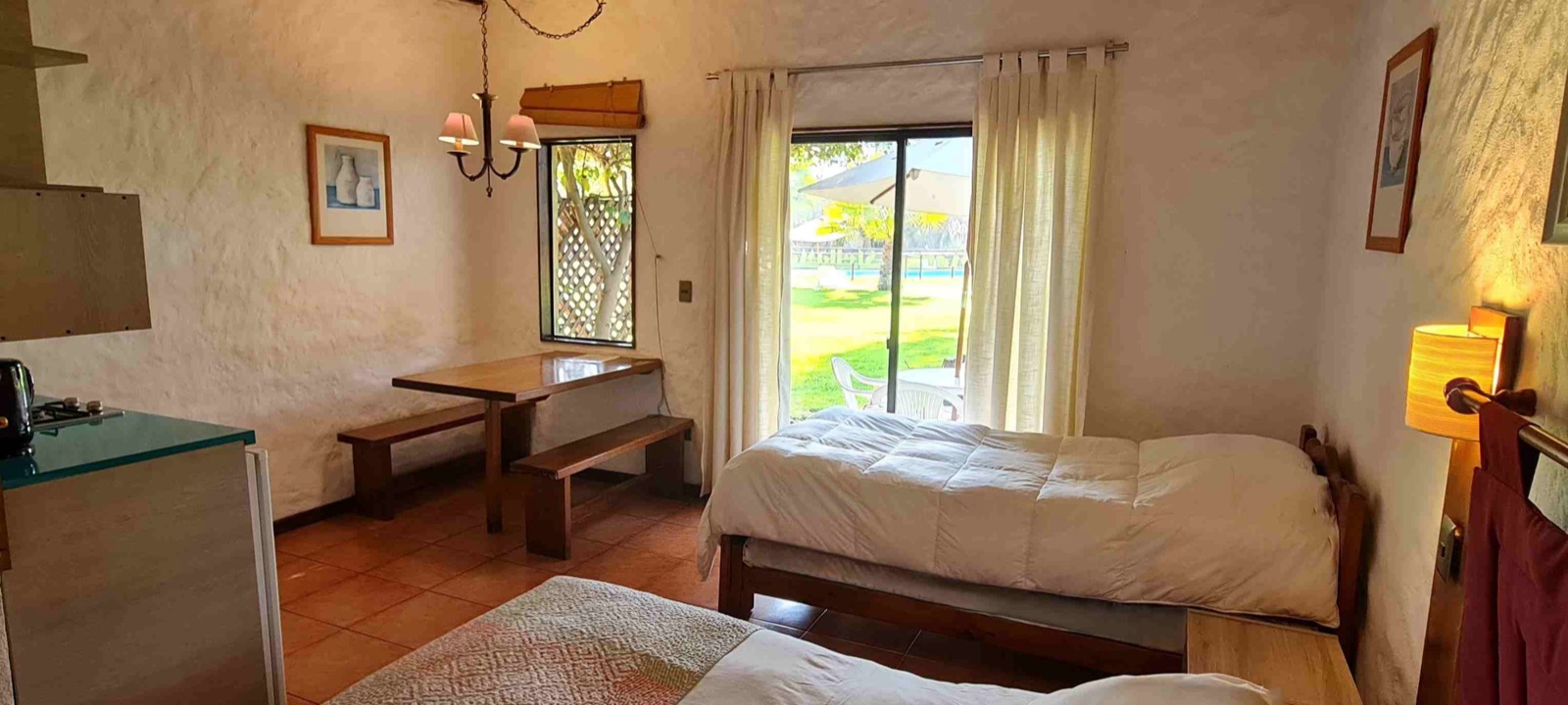 Comedor y cama junto al ventanal