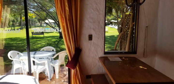 Ventana con vista al jardín