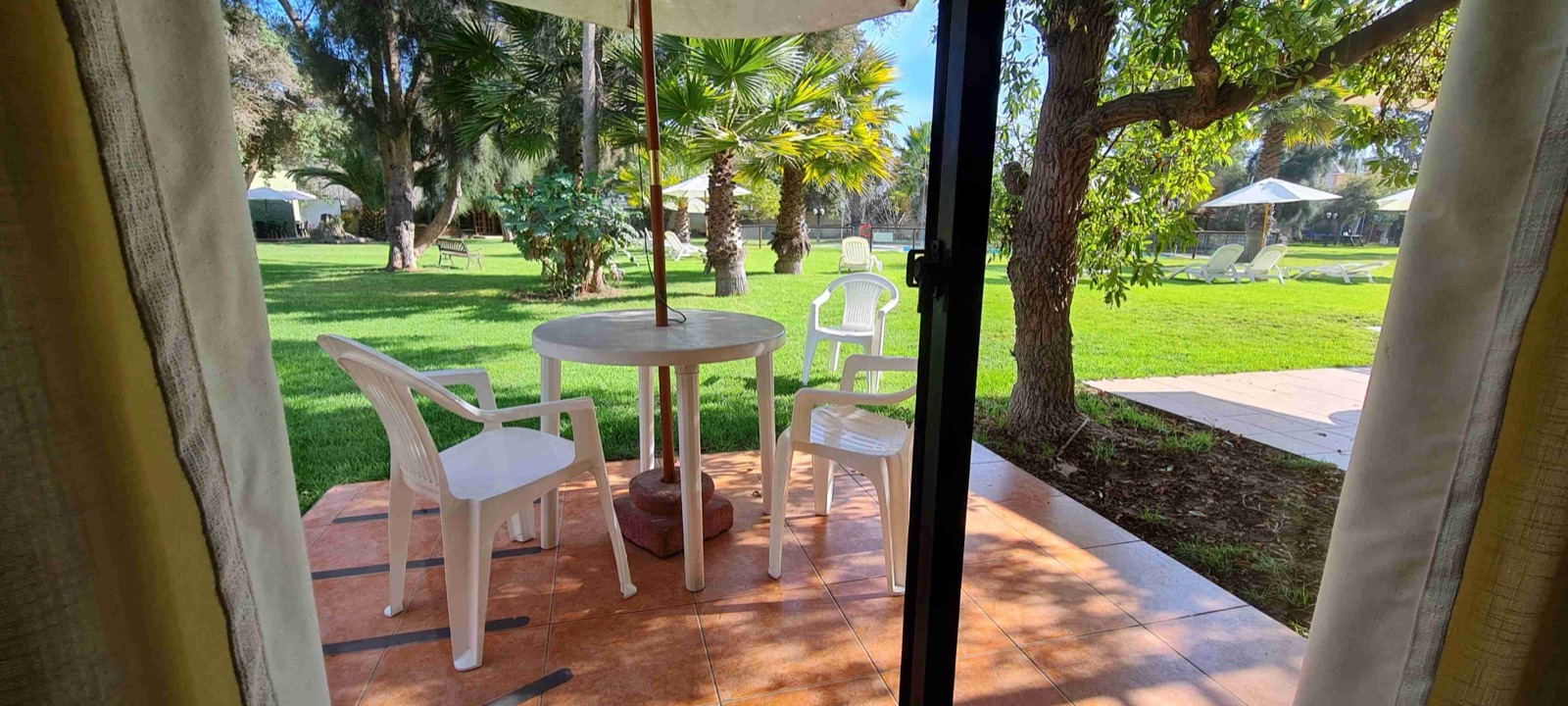 Terraza con mesa frente al jardín